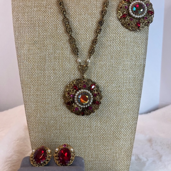 Western Germany Gold, Red Crystal, Pearl Necklace, Brooch, and Earrings - Picture 7 of 12